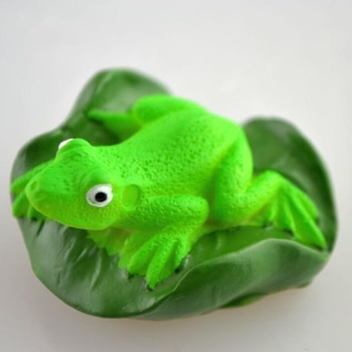 Žaba na listu 4x3.5x2 cm