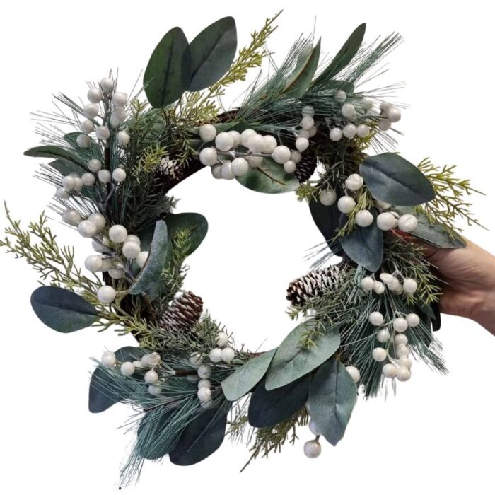 Božićni vjenčić s bijelim bobicama 48 cm