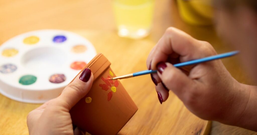 Bojanje terakota teglica kistom i akrilnim bojama
