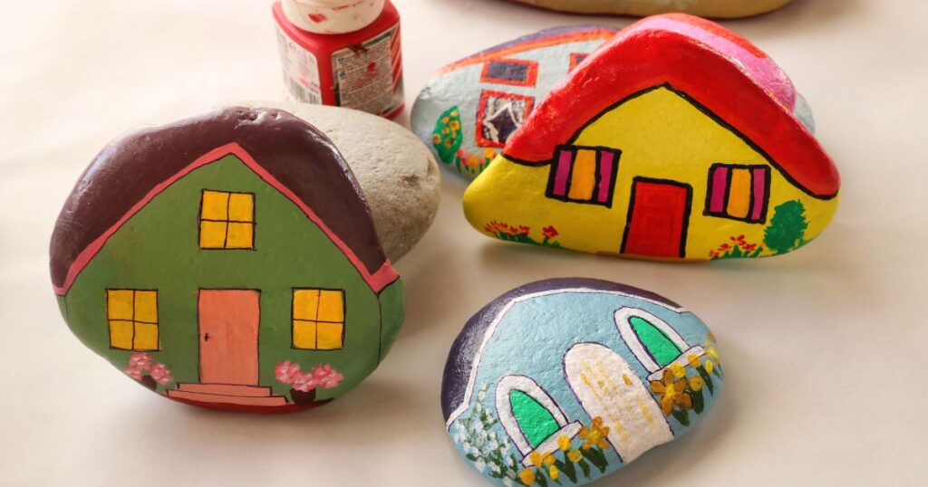 Obojite kamenčiće za vrt - kamenčići obojani kao kućice
