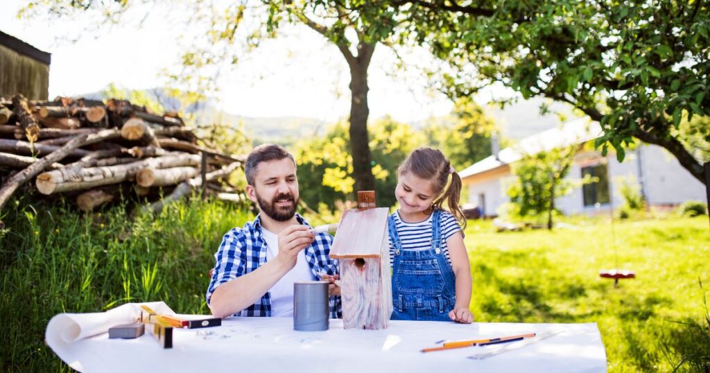 Osvježite bojama kućice za ptice ili hotel za kukce