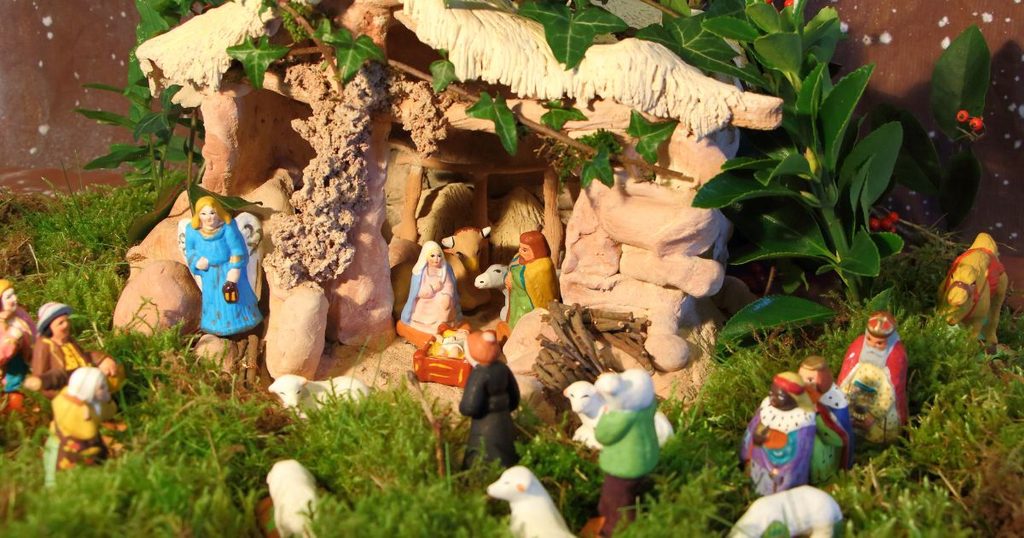 Kako izraditi Betlehem i jaslice: materijali, efekti i tehnike korak po korak 3 Jaslice s mahovinom i obraslim kamenom